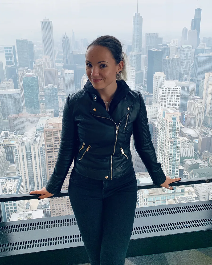 Ana, założycielka The Unlocked Studio i lektorka języka angielskiego, na tle panoramy Chicago
