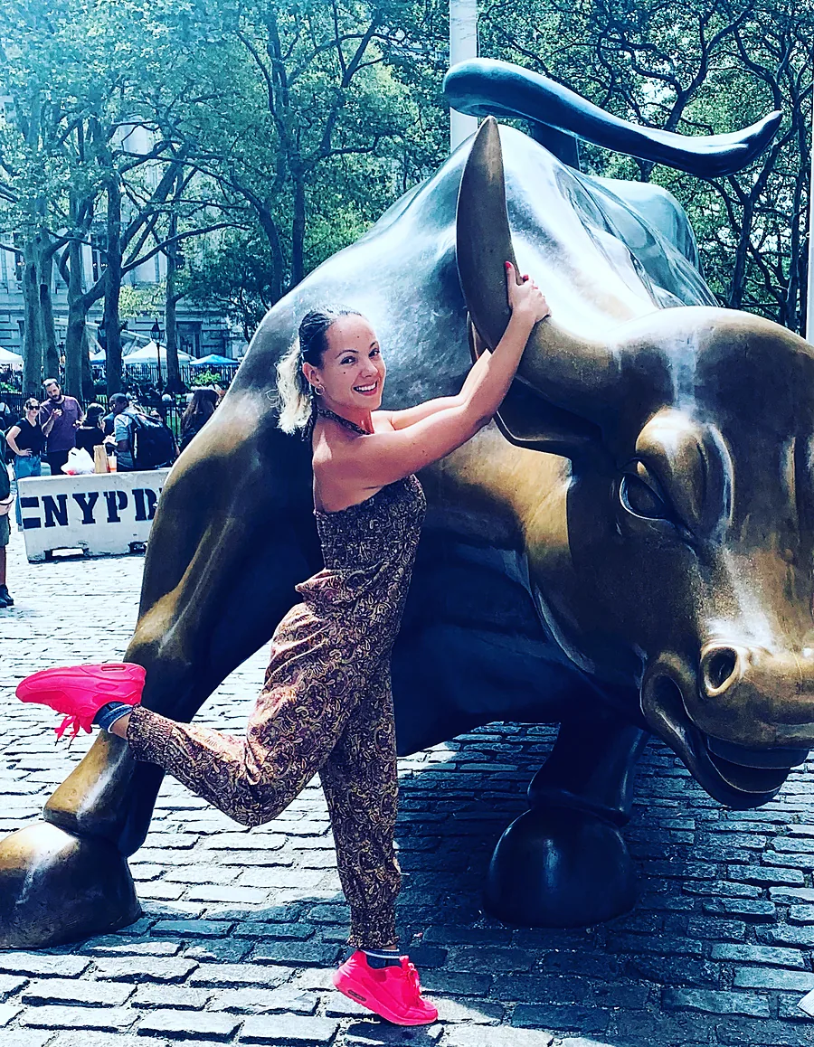 Ana, lektorka i psycholożka, przy rzeźbie Charging Bull w Nowym Jorku